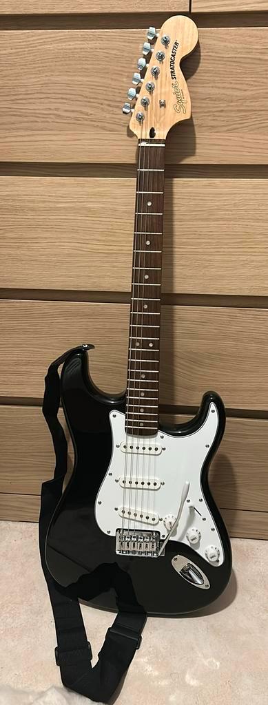 Squier Affinity Stratocaster + extra’s (zwart met wit.), Muziek en Instrumenten, Snaarinstrumenten | Gitaren | Elektrisch, Zo goed als nieuw