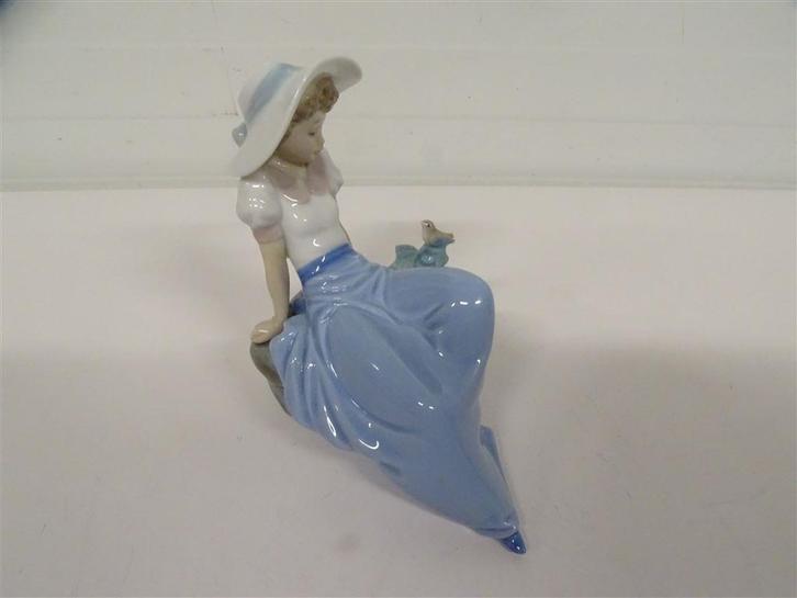 A6716. Nao Lladro Beeldje "Girl with Bird", Verzamelen, Beelden en Beeldjes, Gebruikt, Ophalen of Verzenden