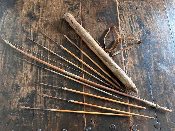 Handboog met pijlen/ koker Pygmeeën Congo van Antropoloog, Antiek en Kunst, Kunst | Niet-Westerse kunst, Verzenden