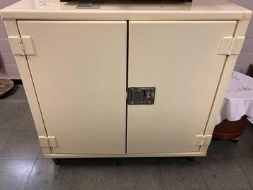Metalen kast op wielen beschikbaar voor biedingen