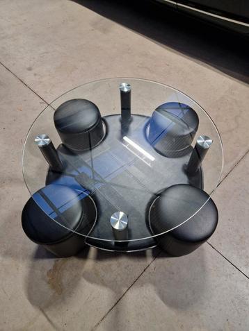 Glazen salontafeltje met 4 stoeletjes beschikbaar voor biedingen