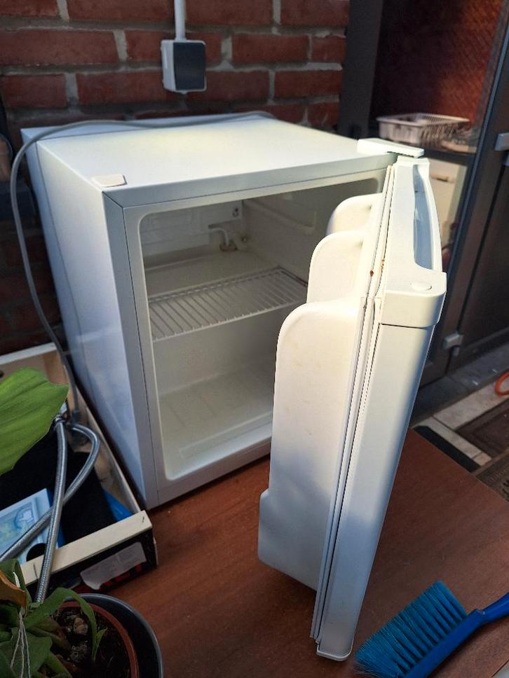 MINI KOELKAST FRIGO ZEER PROPER EN AMPER GEBRUIKT, Electroménager, Réfrigérateurs & Frigos, Sans bac à congélation, Moins de 75 litres