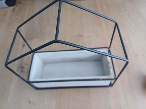 Betonen plantenbakje met metalen frame, Tuin en Terras, Bloembakken en Plantenbakken, Nieuw, Beton, Binnen, Balkon, Minder dan 30 cm