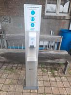 een stalen DIPP-dispenser voor handdesinfecterend middel