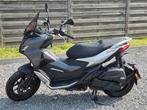 Aprilia SR-GT 125 (mat grijs) met Arrow uitlaat, Fietsen en Brommers, Scooters | Aprilia, Ophalen