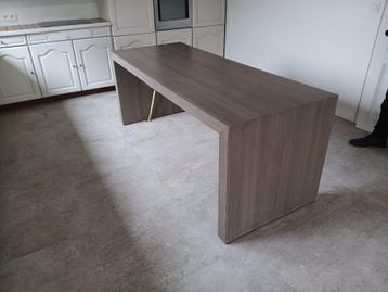 Bureautafel beschikbaar voor biedingen
