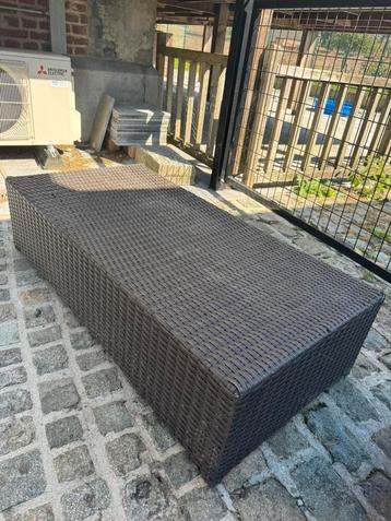 Zwart geweven salontafel voor in de tuin beschikbaar voor biedingen