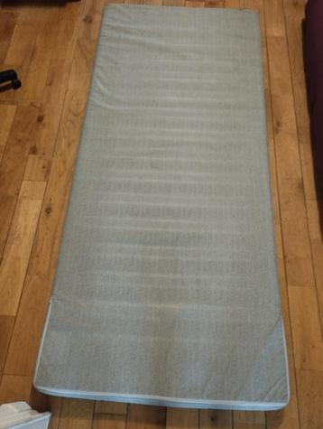 2 Matelas (double et simple) à donner  beschikbaar voor biedingen