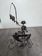 BRUBAKER Flessenhouder Visser in een boot - metalen sculptuu, Antiek en Kunst, Ophalen of Verzenden