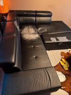 Zwarte hoekzetel + poef (260 x 220 cm)versleten/doorgezeten, Huis en Inrichting, Zetels | Complete zithoeken, Ophalen, Gebruikt