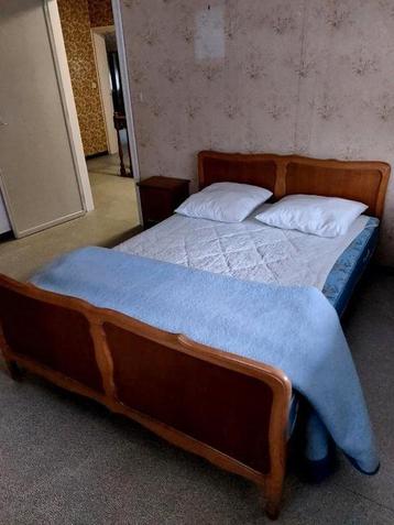 Bed met matras 2 pers en nachtkastje beschikbaar voor biedingen