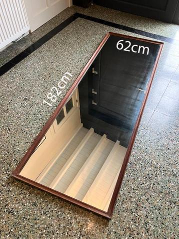 Grote rechthoekige spiegel uit de jaren 60 met houten frame  beschikbaar voor biedingen
