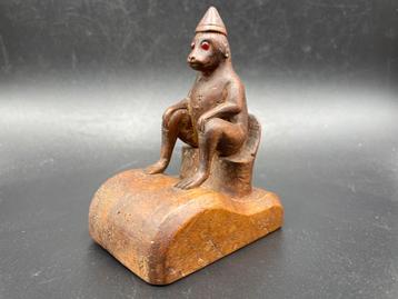 Antiek mysterieuse houten beeldje met rode ogen beschikbaar voor biedingen