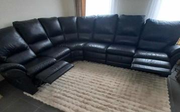 Te koop mooie zwarte ledere hoekzetel met 2 relaxen  beschikbaar voor biedingen