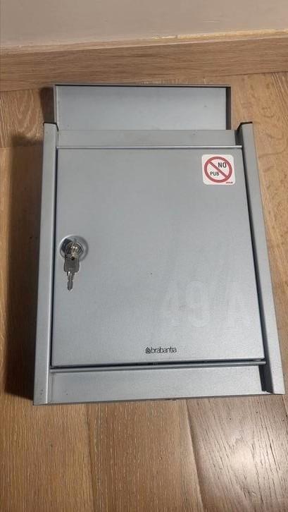 Brabantia B110 brievenbus — zilverkleurig roestvrij staal me, Tuin en Terras, Brievenbussen, Zo goed als nieuw, Wandbrievenbus