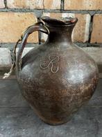 Aardewerken kruik met reliëf ‘R’ 18e / vroege 19e eeuw, Enlèvement