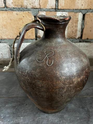 Aardewerken kruik met reliëf ‘R’ 18e / vroege 19e eeuw beschikbaar voor biedingen