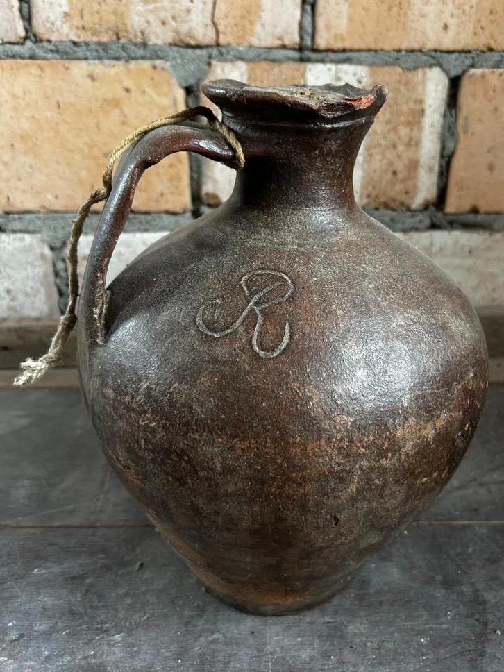 Aardewerken kruik met reliëf ‘R’ 18e / vroege 19e eeuw, Antiek en Kunst, Curiosa en Brocante, Ophalen