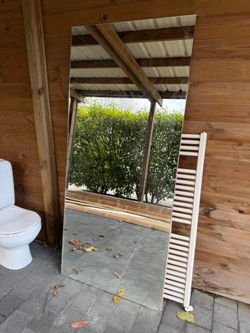 Spiegel beschikbaar voor biedingen