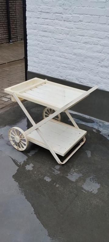 Serveertafel beschikbaar voor biedingen