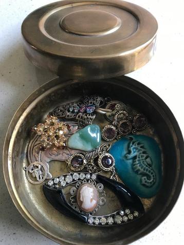 Koperen blikje met sieraden  beschikbaar voor biedingen