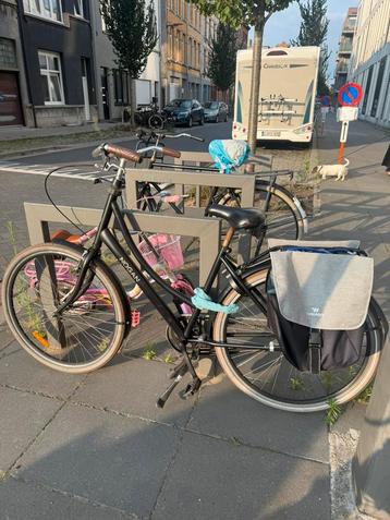 Zwarte fiets + draagtassen beschikbaar voor biedingen