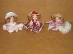 3 zittende popjes in porselein / aardewerk, Collections, Maisons de poupées & Accessoires, Utilisé, Enlèvement ou Envoi, Poupée