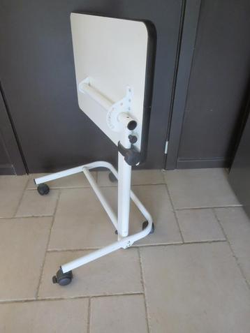 table sur roulettes, modulable idéale fauteuil, lit beschikbaar voor biedingen