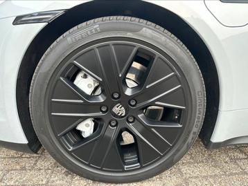 Porsche Taycan velgen 20 inch met Pirelli banden ! beschikbaar voor biedingen