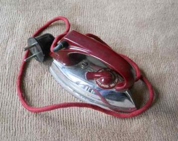 Petit fer à repasser (jouet) + boite d'origine beschikbaar voor biedingen