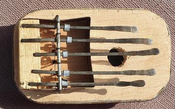 vintage Piano à Pouce beschikbaar voor biedingen