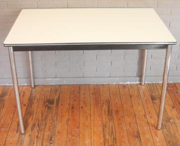 Hagelwitte Formica Tafel / + Kleurige Formica Stoelen / 60's beschikbaar voor biedingen