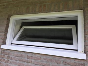 1 KIEPRAAM IN MERANTI HOUT beschikbaar voor biedingen