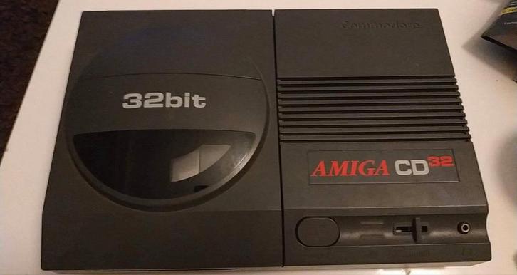 Amiga CD32 — zeldzame retroconsole + Honeybee-controller, Games en Spelcomputers, Spelcomputers | Overige, Ophalen of Verzenden