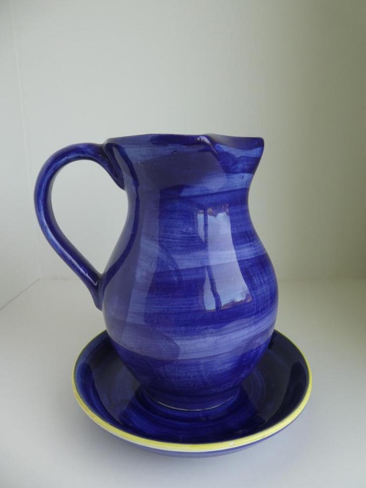 Blauwe kan met bijpassend bord, Huis en Inrichting, Keuken | Servies, Zo goed als nieuw, Overige typen, Effen, Aardewerk, Ophalen of Verzenden