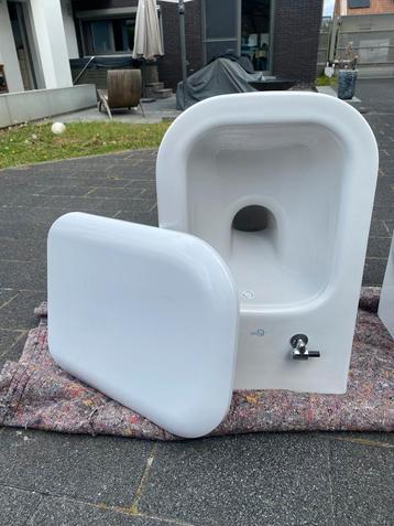 Wc’s ideal standaard beschikbaar voor biedingen