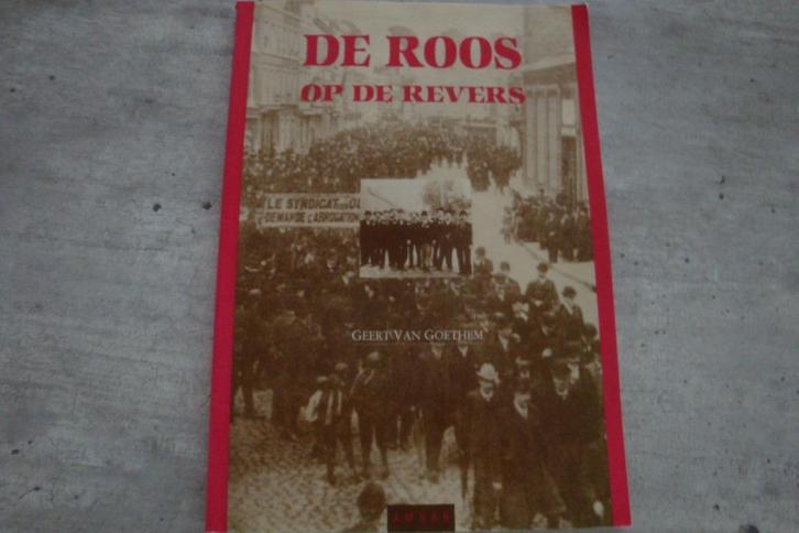 DE ROOS OP DE REVERS, Boeken, Politiek en Maatschappij, Gelezen, Ophalen of Verzenden
