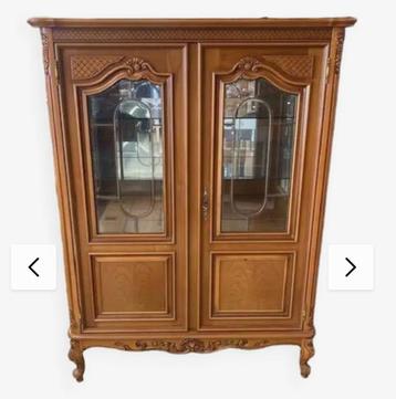 Vitrine met 2 deuren in massief hout. beschikbaar voor biedingen