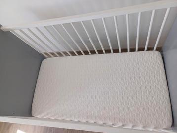 Matras, matrasbeschermer en 3 hoeslakens van Aerosleep beschikbaar voor biedingen
