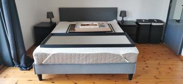 Boxspring bed en matras, nachtkastjes en nachtlampjes beschikbaar voor biedingen