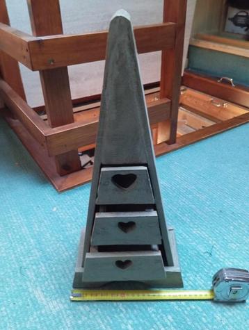 Etagère décorative en bois en forme de pyramide beschikbaar voor biedingen
