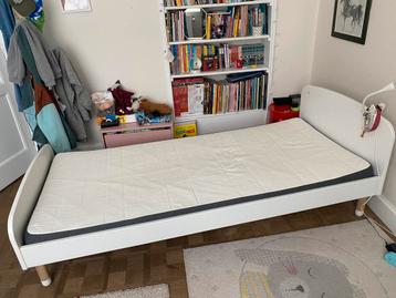 Lit FLEXA collection DOTS blanc 90x200 cm avec matelas FLEXA, Enfants & Bébés, Enlèvement, Comme neuf, Sommier à lattes