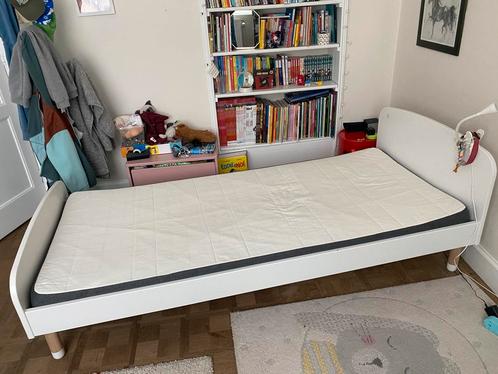 Réservé pour achat Lit FLEXA blanc 90x200 matelas FLEXA, Kinderen en Baby's, Kinderkamer | Bedden, Zo goed als nieuw, Lattenbodem