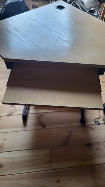 Hoekbureau  beschikbaar voor biedingen