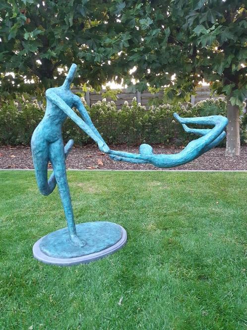 Bronzen sculptuur 'loslaten' mooi kunstbeeld aan lade prijs!, Tuin en Terras, Tuinbeelden, Nieuw, Abstract beeld, Overige materialen