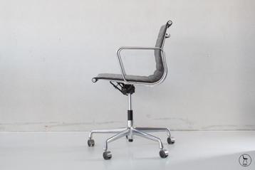 Vitra Eames Ea 117 chroom zwart leder bureaustoelen, Huis en Inrichting, Ophalen, Zo goed als nieuw, Zwart, Bureaustoel