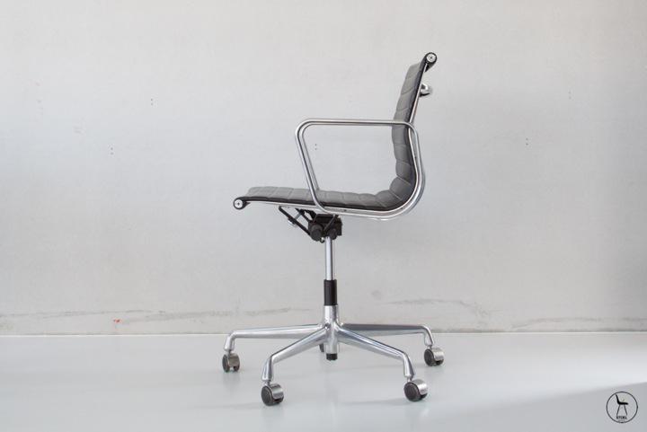 Vitra Eames Ea 117 chroom zwart leder bureaustoelen, Huis en Inrichting, Bureaustoelen, Zo goed als nieuw, Bureaustoel, Zwart