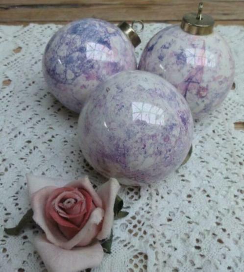 3 Handgemaakte keramieke kerstballen roze/paars, KERST, Diversen, Kerst, Gebruikt, Ophalen of Verzenden