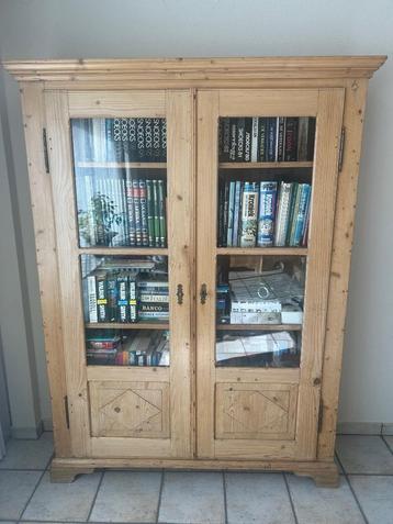 Antieke grenen boeken- / vitrinekast beschikbaar voor biedingen