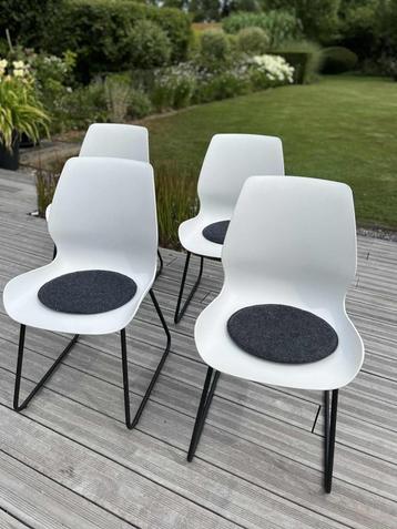 4 CHAISES CONTEMPORAINES SALLE A MANGER beschikbaar voor biedingen